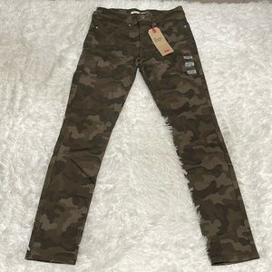 NWT Women’s Levi’s 311 Shaping Skinny Brown Camo Pants Size 4 Medium W27 L30
